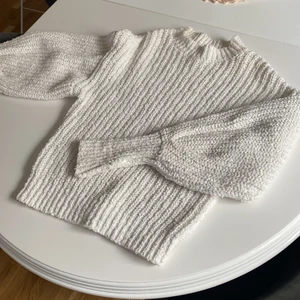 Mysig stickad tröja  - Vit stickad tröja med plufsiga armar som smalnar av ner till 🌺