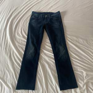 Lågmidjade jeans ifrån diesel, skulle säga att modellen är ganska rak, på bilden när de sitter på har jag dock vikt upp byxorna. Säljer pågrund av att de inte används längre. På byxorna står de W 29 och L 34, typ S.