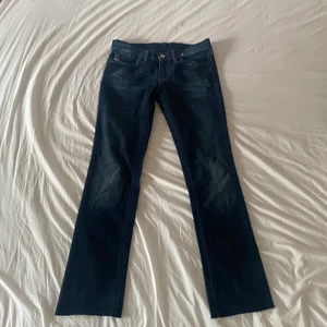 Diesel jeans - Lågmidjade jeans ifrån diesel, skulle säga att modellen är ganska rak, på bilden när de sitter på har jag dock vikt upp byxorna. Säljer pågrund av att de inte används längre. På byxorna står de W 29 och L 34, typ S.