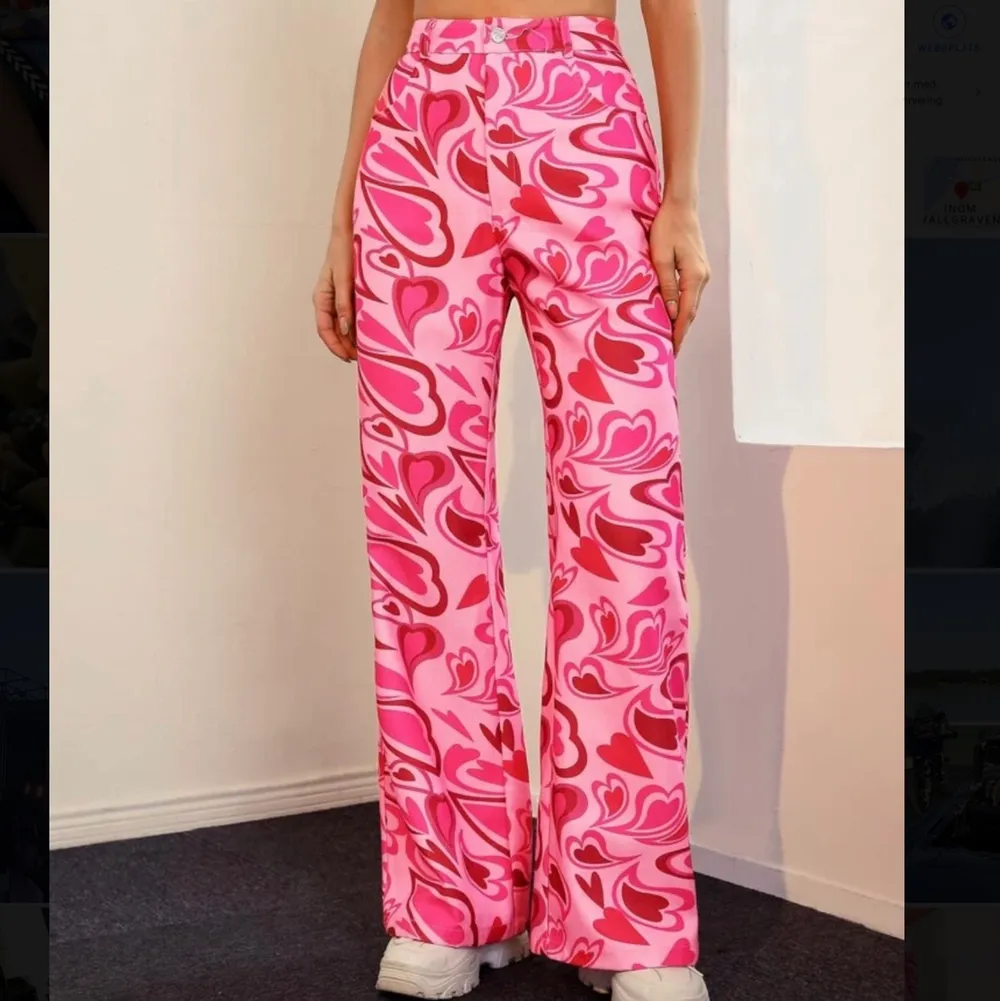 Ett par snygga rosa byxor med hjärtmönster i storlek 36. . Jeans & Byxor.