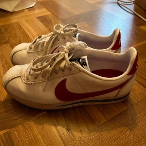 Nike Cortez Classic sko - Nike skor i storlek 37,5. Skorna är sparsamt använda och i bra skick! 