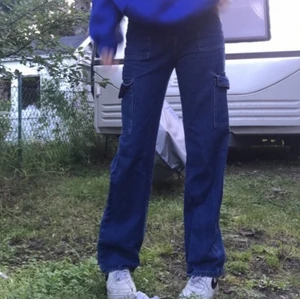 Cargo jeans - Snygga cargo jeans. Dom är i storlek M men lite små i storlek så är som en liten M. Knappt använda. Jag är ca 174, bara lite korta på mig.