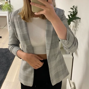 Grå kavaj - Supersnygg grå kavaj från H&m som tyvärr blivit för liten för mig (enligt min smak). Storlek 38🥰