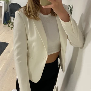 Cremevit kavaj - Snygg vit kavaj från H&m. Strl 36 som tyvärr blivit för liten. Endast använd ett fåtal gånger🥰