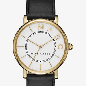MARC JACOBS - Säljer min Marc Jacobs klocka i guld med vit urtavla och svart läderrem. Batteri måste dock bytas, därav priset! Nypris 2200, mitt pris 500 men går att diskutera vid snabb affär.💓