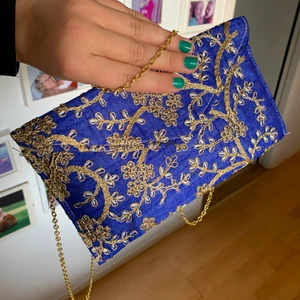 Handväska  - Blå mönstrad handväska. Bandet är regleringsbart så går att göra långt och kort🌞