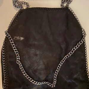 Amazon väska stor  - Jättefin väska med mycket utrymme, 38 cm lång och i ett väldigt fint skick. Köptes ny för ungefär ett år sedan och är sparsamt använd ❤️ Vid funderingar eller för fler bilder hör gärna av dig till mig ❤️