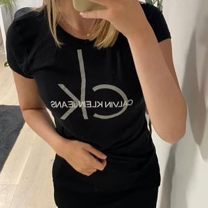 Calvin Klein tshirt - Oanvänd Calvin Klein tshirt i strl Xs. Stretchig och passar även S🥰