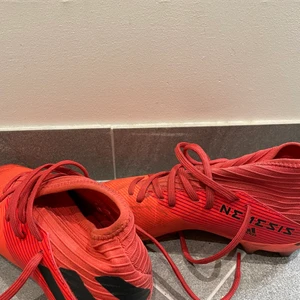 Fotbollsskor - Snygga och sjukt bekväma fotbollsskor från adidas i modellen nemeziz, använda fåtal gånger så inga skador alls💕