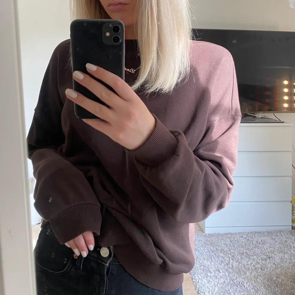 brun sweatshirt som är perfekt nu till hösten!! den har en liten text på framsidan (sista bilden) men jag brukar ha tröjan åt andra hållet så texten är på ryggen vilket funkar jätte bra💕💕 tröjan passar allt från xs-m beroende hur man vill att den ska sitt. Tröjor & Koftor.