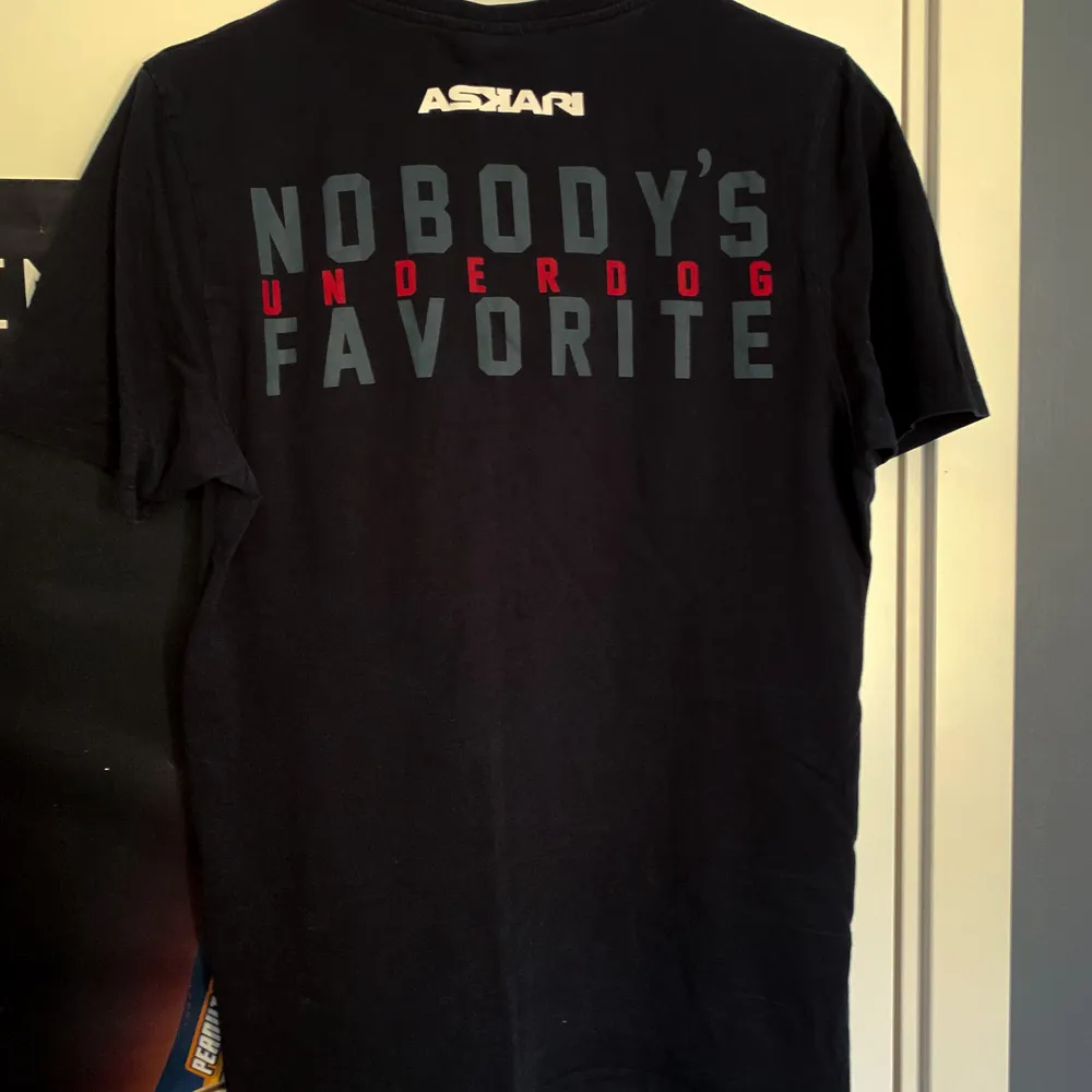 T-shirt från boxningsmärket askari. Mycket bra kvalite med ett ord pris på 399kr  Länk: https://askarifighter.com/products/askari-nobodys-favorite-t-shirt-underdog. T-shirts.