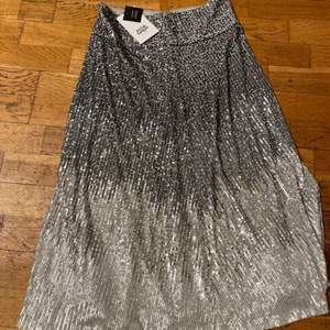 Säljer en jätte fin kjol i storlek M men prislappen klvar och aldrig använd ord:1500 säljer för:1000 plus shipping 