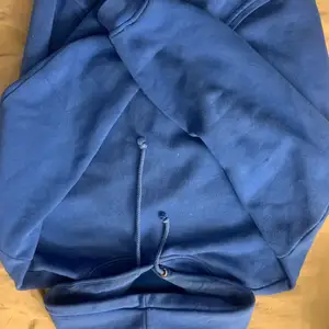 Fin blå hoodie ser ut som de högra fast ljusblå🥰går ej att köpa längre