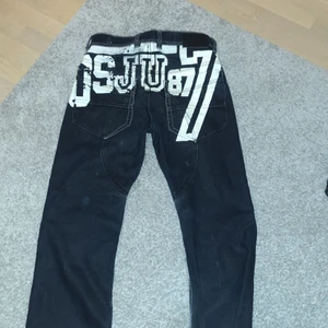 Säljer mina märkes jeans vet inte riktigt vilket märke det är men jag vet att demr dyra - Dessa är limited edition canys 