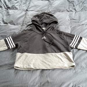 Säljer denna hoodie från adidias som är i mycket bra skick och nästan aldrig använd. Hoodien är i storlek small. 