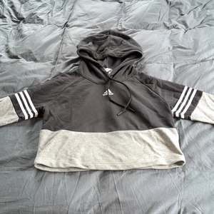 Hoodie från Adidas - Säljer denna hoodie från adidias som är i mycket bra skick och nästan aldrig använd. Hoodien är i storlek small. 