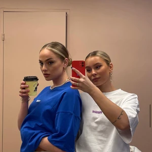 Frnds tshirts  - Säljer dessa två t-shirts från Frnds clothing. En i vit och en i blå, knappt använda. Nypris: 350kr styck. Mitt pris: 100kr för en eller 150kr för båda💗