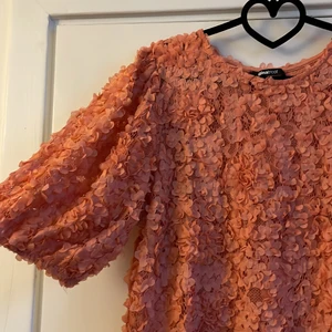 Gullig sommartopp - Gullig sommartopp som tyvärr bara kommit till användning 2 ggr. Från Gina. Storlek L. Frakt tillkommer