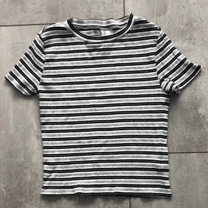 Randig H&M t-shirt - Randig T-shirt från hm! Använd någon gång bara så den är i nyskick skulle jag säga! Storlek S men passar nog XS också💙👍