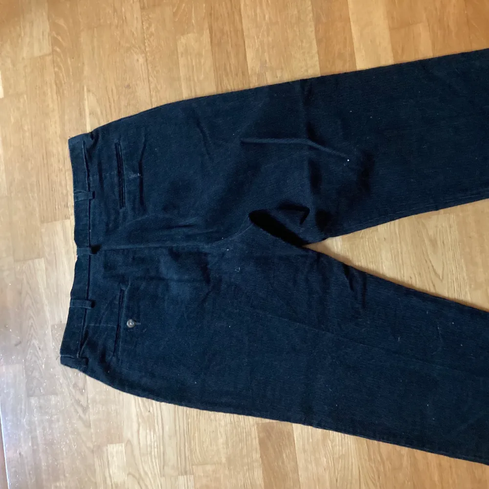 Manchester byxor  Condition: 7/10 använda ett par gånger och tvättna Strl 34-36 stora upptill . Jeans & Byxor.
