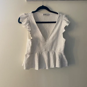 Topp - Hej! Säljer denna superfina toppen från NewYorker!  Den är använd ca 4 gånger, säljer då den är för liten för mig nu. Den finns inte kvar i affären längre då den är väldigt populär. Köparen står för frakt!💗
