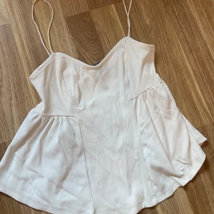 Fin topp, storlek xs - Jättefin vit topp som passar till allt! Vet inte märket på tröjan men storleken är xs men passar från XS-M. Säljer för 140 inklusive frakt🥰🥰🥰