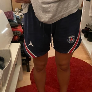 Psg shorts - Jordan Psg fotbolls shorts för damer i storlek S. Köpte direkt från deras hemsida och dom är som nya.  