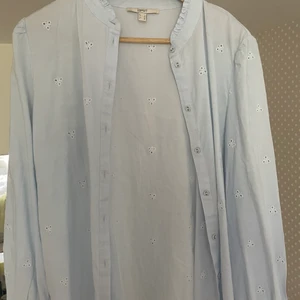 Ljusblå blus  - Jättefin ljusblå blus från esprit, storlek L