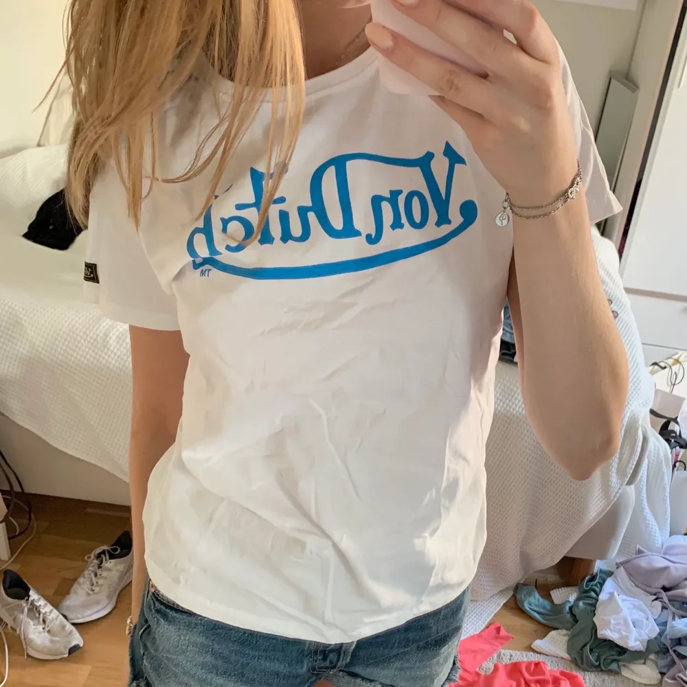 Säljer denna snygga äkta von dutch t-shirten, passar de flesta storlekarna!!. T-shirts.