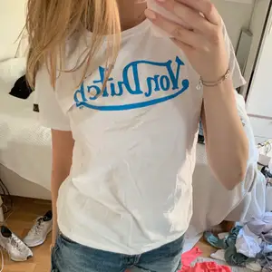 Säljer denna snygga äkta von dutch t-shirten, passar de flesta storlekarna!!