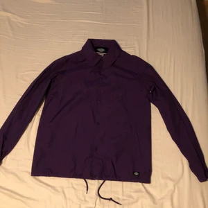 Dickies Torrance jacka lila - Använd ett fåtal gånger. Köpt för 559kr. Strl M, bra passform och skick.