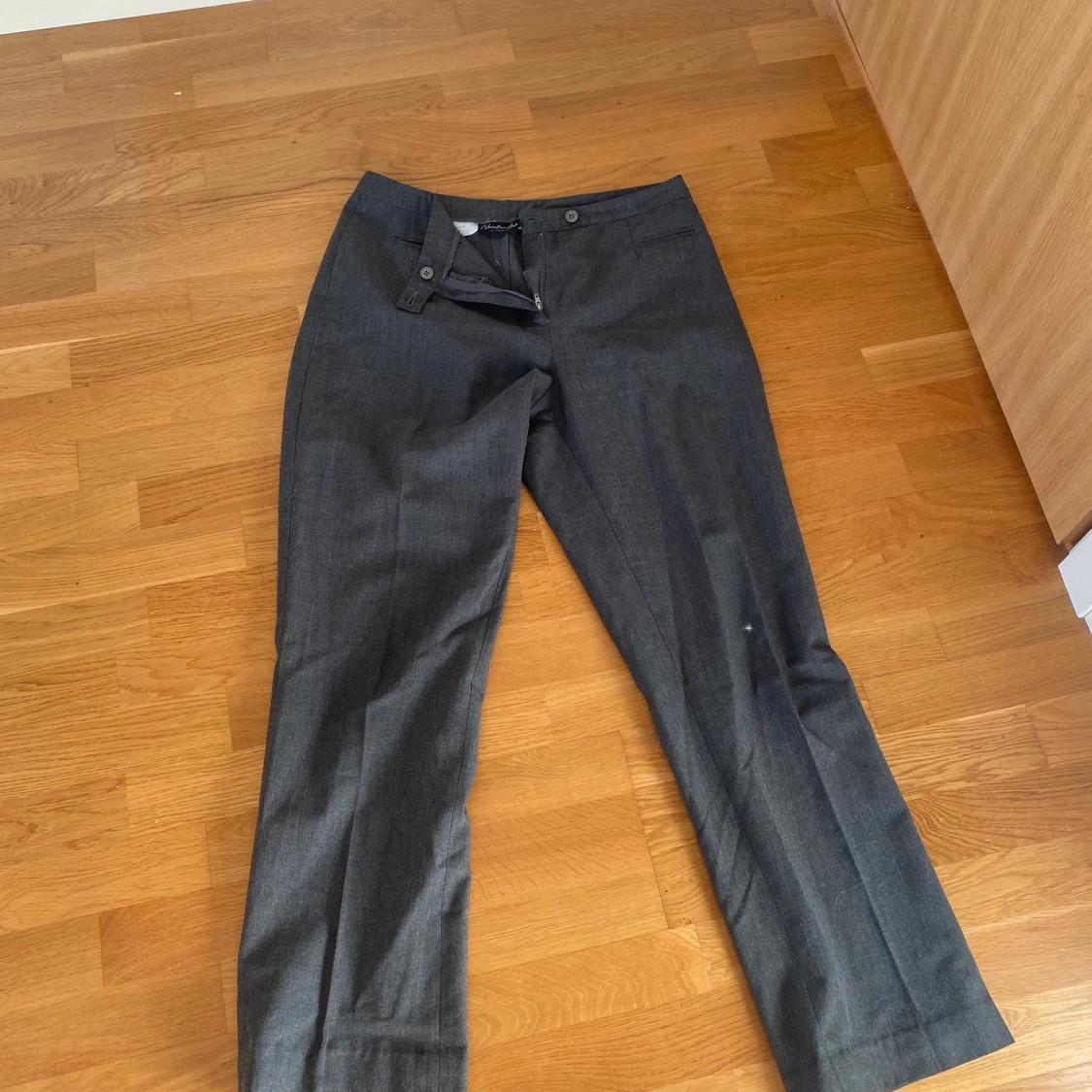 Grå raka kostymbyxor