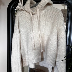 Stickad hoodie  - Använd fåtal gånger 