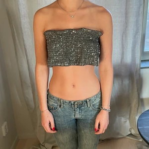Glittrig topp - Jättefin glittrig bandeau topp från bershka, köpt för 1 år sen och knappt använd 