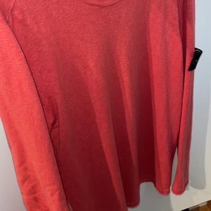 Stone Island - Säljer en Stone Island sweatshirt i storlek L, passar L/M, väldigt bra skick då den är använd fåtal gånger och inga flaws