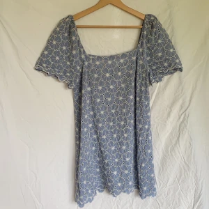 Klänning  - Jättefin klänning från zara i storlek S. Jag kan posta dagen efter och köparen står för frakt (49kr spårbar frakt med postnord)📦💖