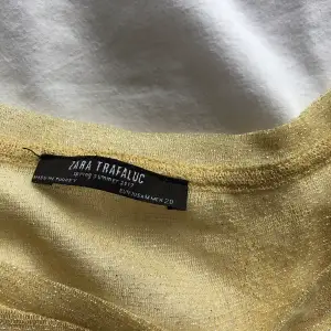 Säljer denna party-topp från Zara. Transparent (se bild två) och i en gul/guldig färg. Lite nopprig men det är lätt fixat med ex en rakhyvel. Priset kan diskuteras! 