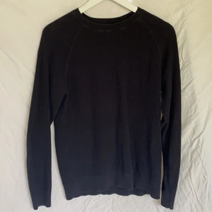 Tröja från COS - Marinblå tröja från cos i storlek M, den är typ stickad. Köparen står för frakt för frakt (49kr postnord) och jag kan posta dagen efter📦💖