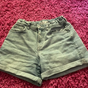 Cubus shorts - Ett par cubus shorts som jag har använt lite i sommar. Jättebra skick! Går ätt töja in och ut i midjan. Hör av dig för fler bilder eller intresserade! Pris kan diskuteras!