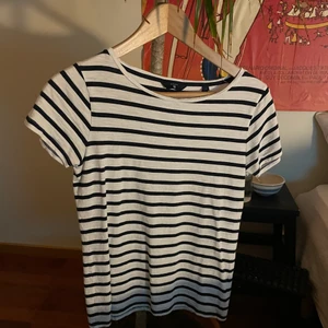 Randig tshirt - Randig tshirt från gant! Supersöt till bara ett par jeans! Sitter som S 💗🫶