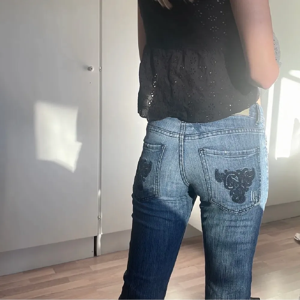 Intressekoll på mina Viktoria Beckham liknande jeans🤞🏼💯💕🫶🏼🌸💓 modellen är 169cm lång! Så fina med as snygga detaljer på bak-fickorna❤️ köpta för över 500kr!. Jeans & Byxor.
