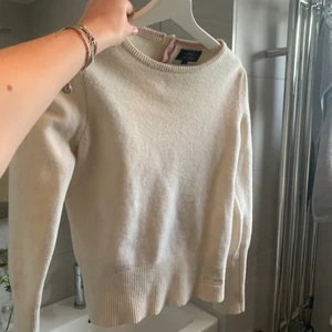 Fin stickad tröja  - Såså fin krämvit tröja med fina detaljer i midja och ärmar! Fina knappar i nacken 🙌🏼