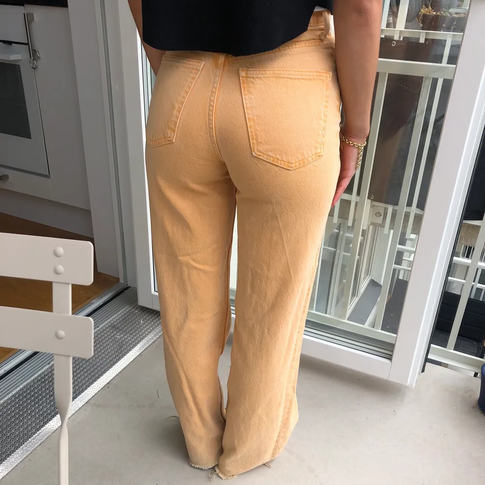 Jättesnygga orangea jeans i storlek 34. De är avklippta och tjejen på bilden är 161 cm!. Jeans & Byxor.