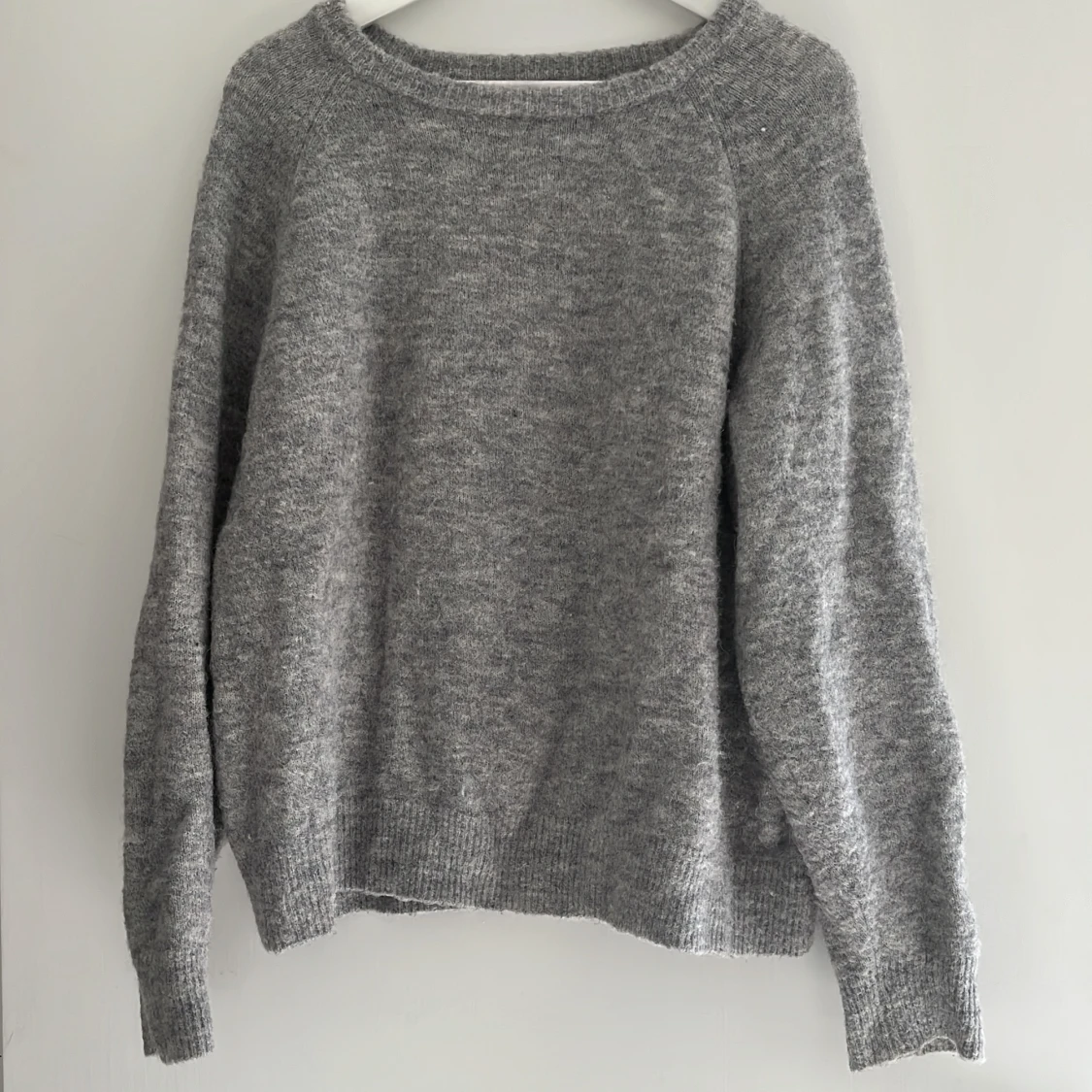 Grå stickad tröja från Carin Wester