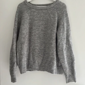 Grå stickad tröja från Carin Wester - Samfraktar gärna. Kan mötas i Sthlm. Pruta om något känns dyrt! :)