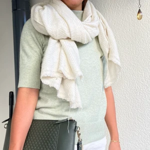 Stickad kortärmad💚💚 - en sån sjukt fin och härlig stickad kortärmad, perfekt till hösten!!!❣️ storlek Xs men funkar även som en M beroende på hur man vill att den ska sitta. Första och andra bilden visar den rätta färgern!