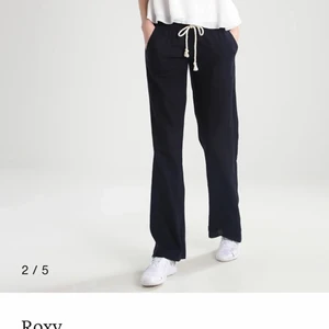 Roxy linnebyxor💞 - INTRESSEKOLL!!! På dessa slutsålda Roxy linnebyxor i strl xs. Bra skick, Jag köpte dom här på Plick för 540. Nypris är 599. Jag kan tänka mig att sälja de för 350. Skicka bud privat. 