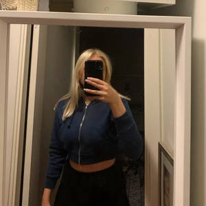 Kort kofta st XS - En kort marinblå kofta från Shein. Säljer den för att den var för liten och därmed är den oanvänd. 