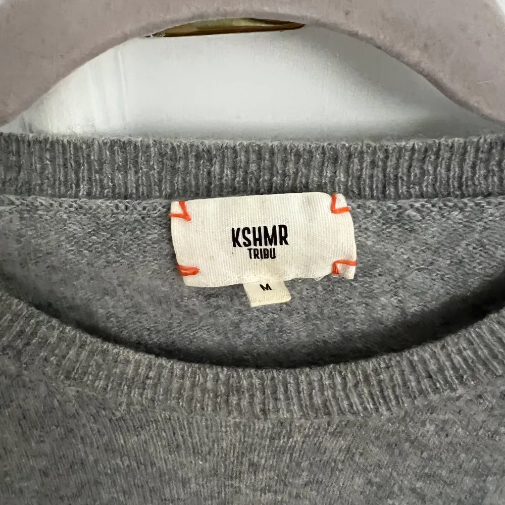 Grå Kashmir t-shirt från KSHMR. Storlek M, men liten i storleken så är mer än S (passar även XS). Jättebra skick! . T-shirts.