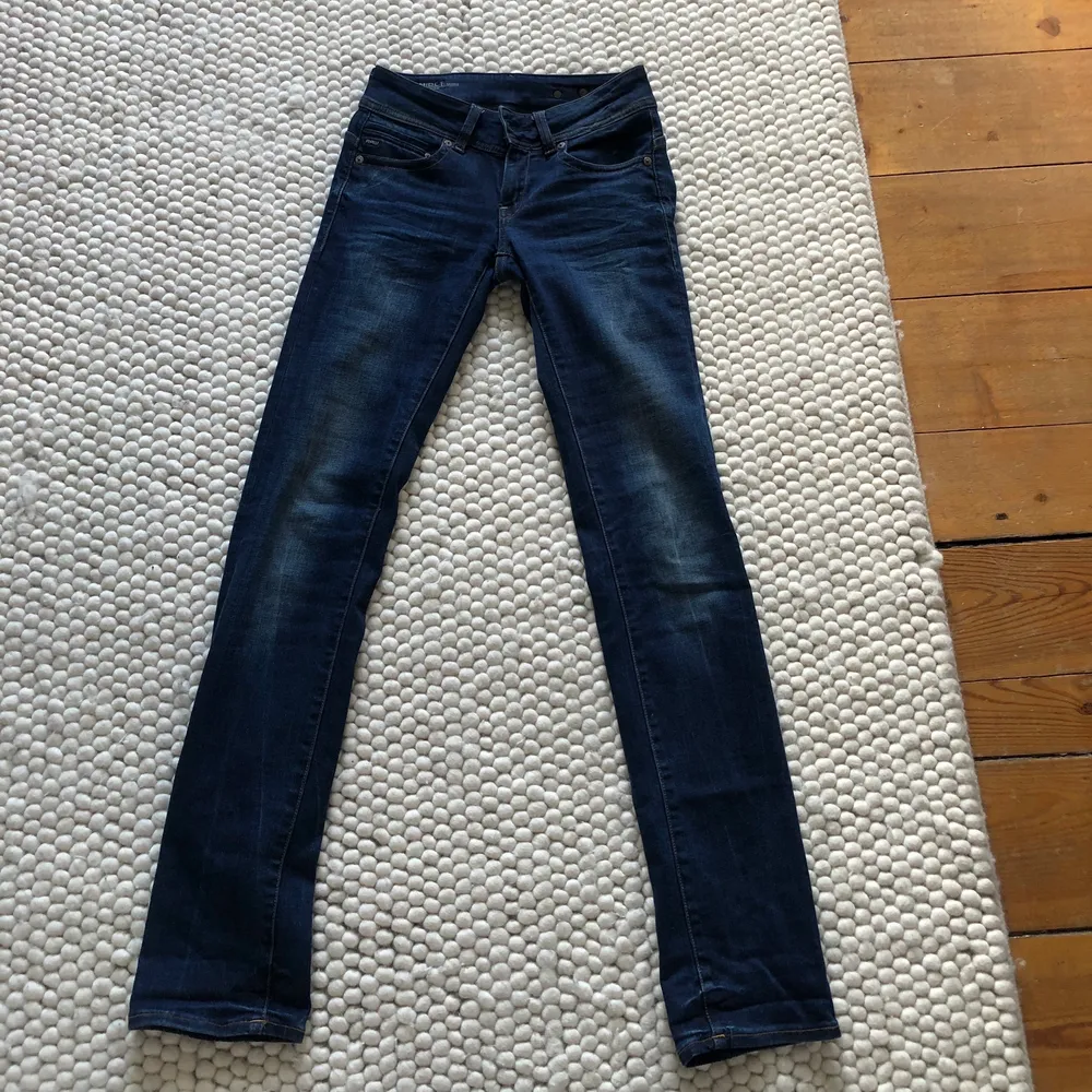 Lågmidjade jeans från g star🤩 skriv för fler bilder. Jeans & Byxor.